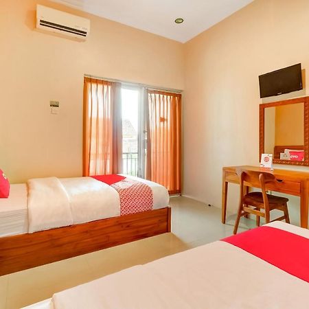 Super Oyo 3496 Griya Gayatri Syariah Hotel Melati Екстериор снимка