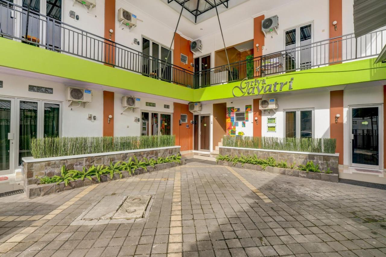 Super Oyo 3496 Griya Gayatri Syariah Hotel Melati Екстериор снимка