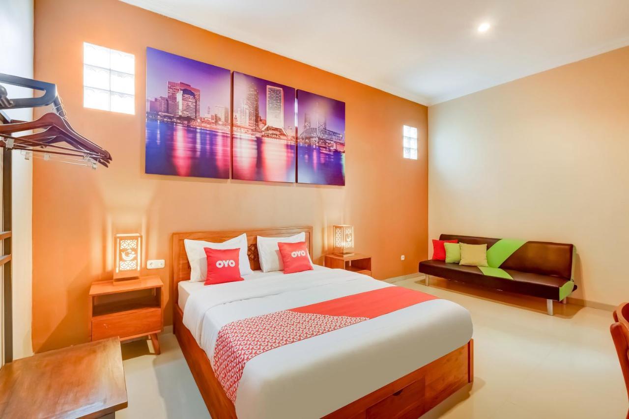 Super Oyo 3496 Griya Gayatri Syariah Hotel Melati Екстериор снимка