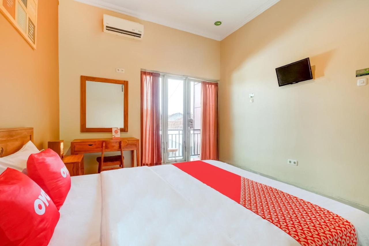 Super Oyo 3496 Griya Gayatri Syariah Hotel Melati Екстериор снимка