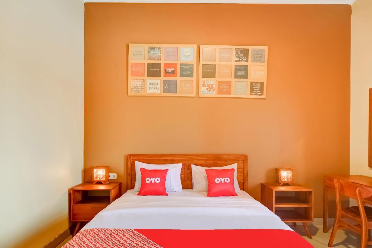 Super Oyo 3496 Griya Gayatri Syariah Hotel Melati Екстериор снимка