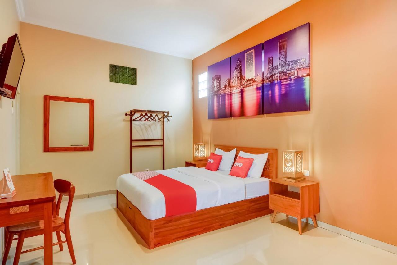 Super Oyo 3496 Griya Gayatri Syariah Hotel Melati Екстериор снимка
