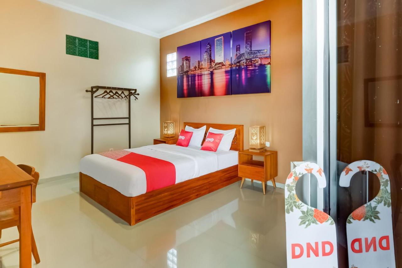 Super Oyo 3496 Griya Gayatri Syariah Hotel Melati Екстериор снимка