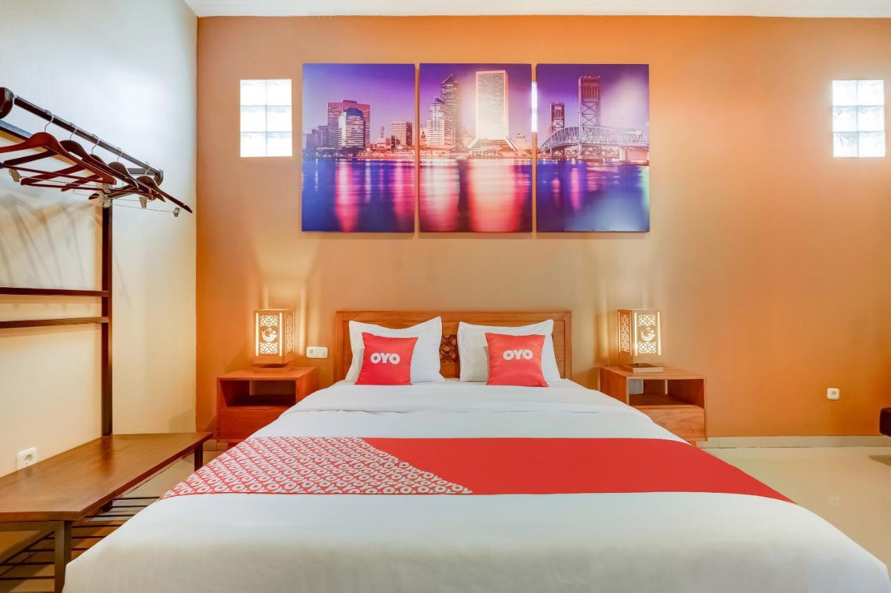Super Oyo 3496 Griya Gayatri Syariah Hotel Melati Екстериор снимка