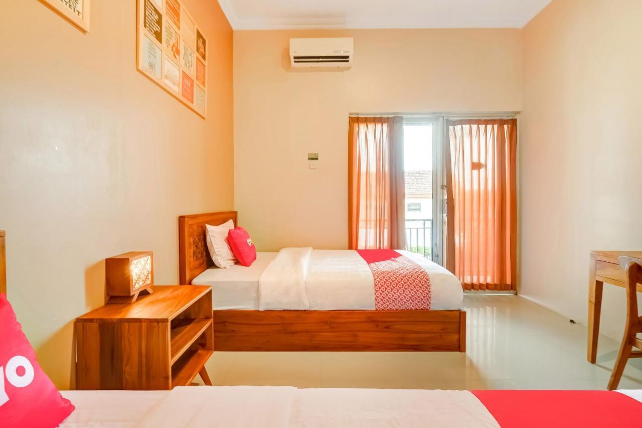 Super Oyo 3496 Griya Gayatri Syariah Hotel Melati Екстериор снимка